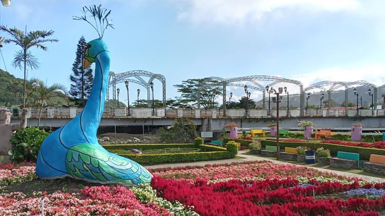 Garden Sculpture Image (1280-720)